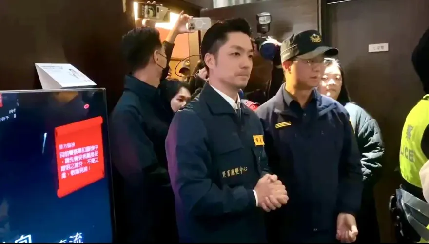 影/北市警春節安全維護工作開跑　蔣萬安率隊KTV臨檢「民眾搶合照」