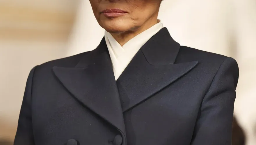 第一夫人梅蘭妮亞深藍裙裝典雅造型　操刀設計師曝光