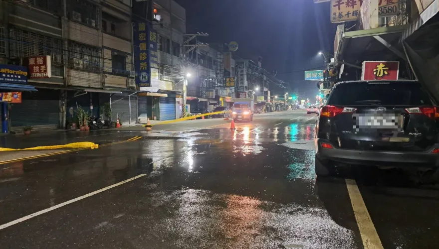 6.4強震撼南台灣！高雄大寮「路面炸裂」水狂噴　恐整天停水