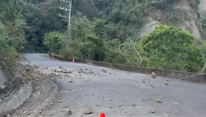 影/嘉義6.4強震！嘉145-1線「落石坍方」　雙向道路阻斷