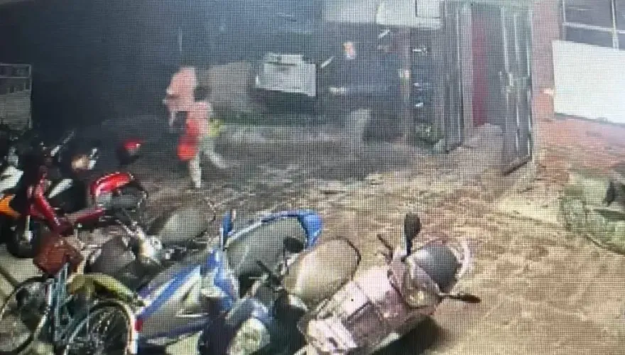影/玉井大廈震成危樓！住戶抱童逃命畫面曝　機車倒成一排
