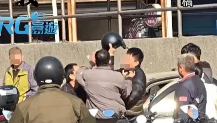 影/疑行車糾紛！新竹湖口2男街頭火爆爭吵　拿安全帽猛K頭