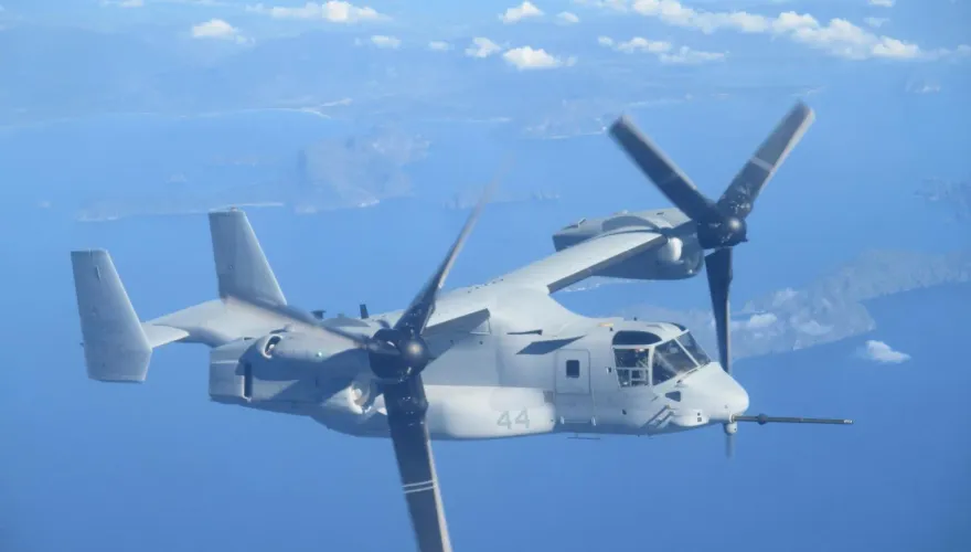 曾飛一半掉窗戶！沖繩美軍又出包　魚鷹機「逾400kg貨物」誤墜海
