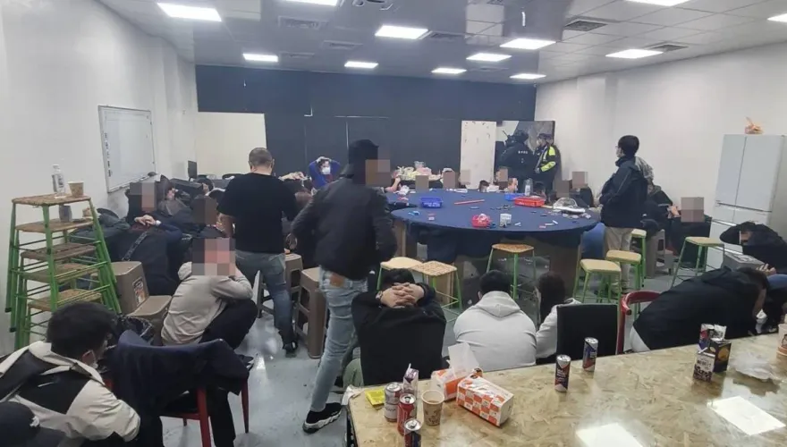 影/平鎮民宅藏天九牌賭場！桃警持電鋸破門逮70賭客