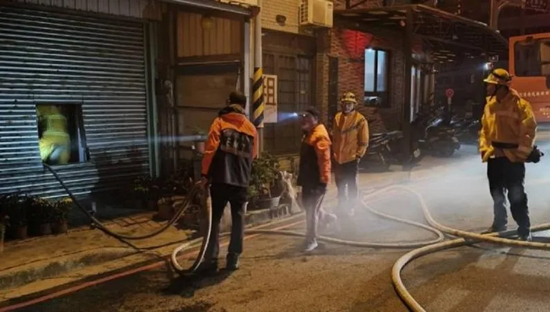 澎湖鐵皮屋暗夜竄火！疑煮食不慎延燒雜物　消防急破門搶救