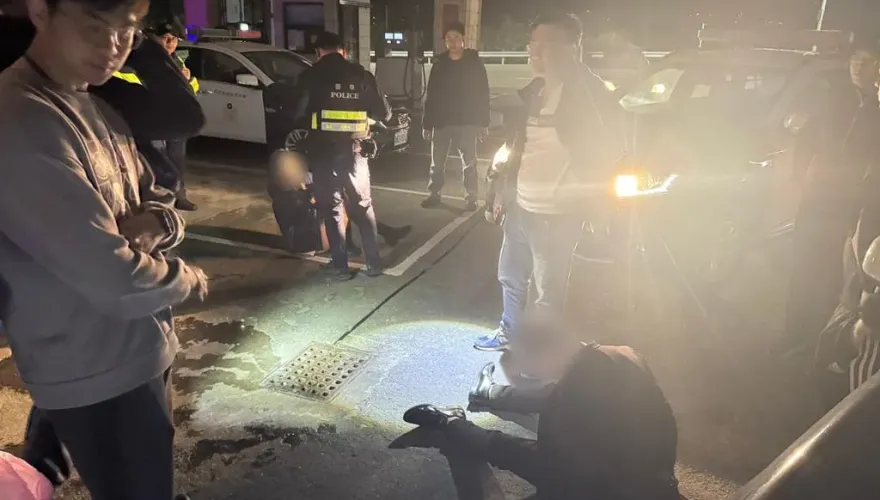 影/女毒蟲拒檢！淡水警遭拖行受傷　無辜7車被撞毀