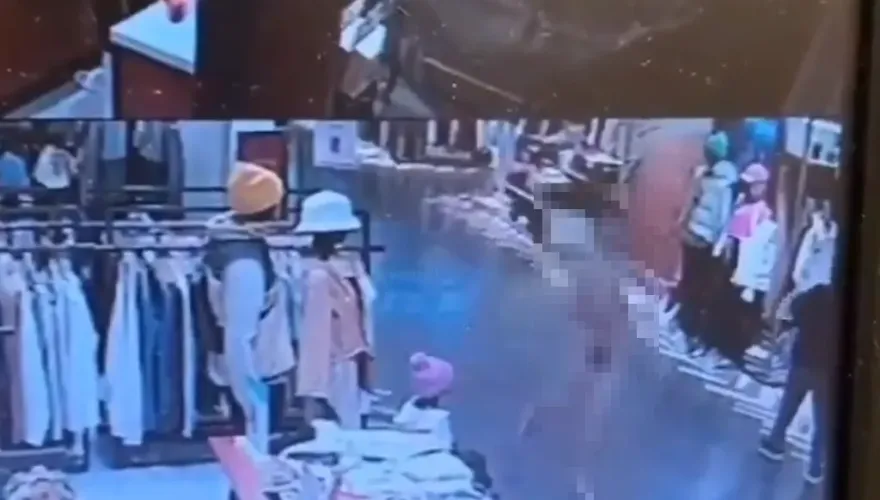 影/台南百貨公司「裸男狂奔」！民眾嚇壞：進擊的巨人出現了