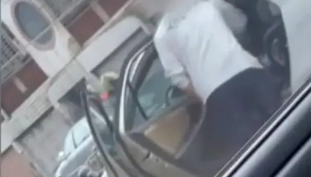 影/玩壞車窗！父「失控狂揍安全座椅」　男童嚇壞爆哭