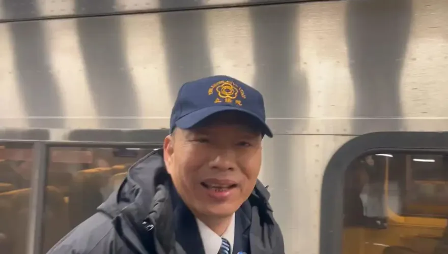 影/結束川普就職訪美行程　韓國瑜開心搭火車：歸心似箭