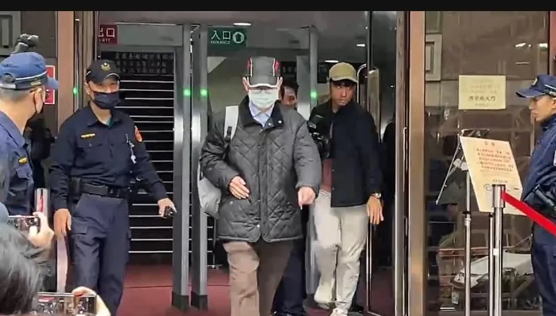 彭振聲太太驚傳輕生　彭振聲庭外崩潰哭喊：我不想活了