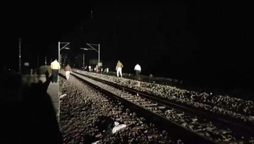 誤認火災亂拉緊急煞車！印乘客跳火車逃生　12人遭對向車撞死