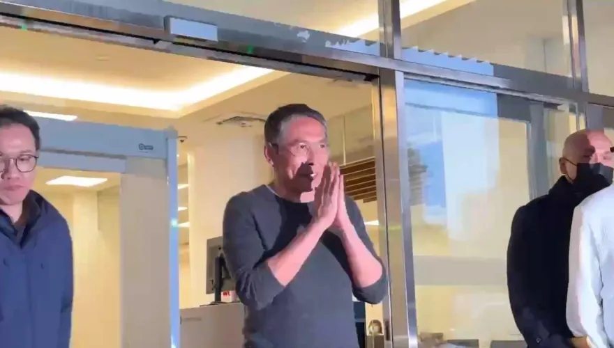 鈕承澤一早抵派出所報到！面對記者提問「雙手合十道謝」