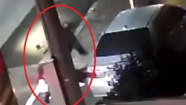影/竹東騎士持棍暴打路邊轎車　警：已掌握嫌疑人身分