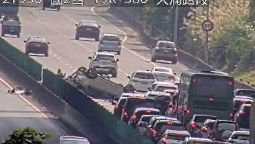 年假首日翻車出事！　國2車禍「四輪朝天」駕駛等救援