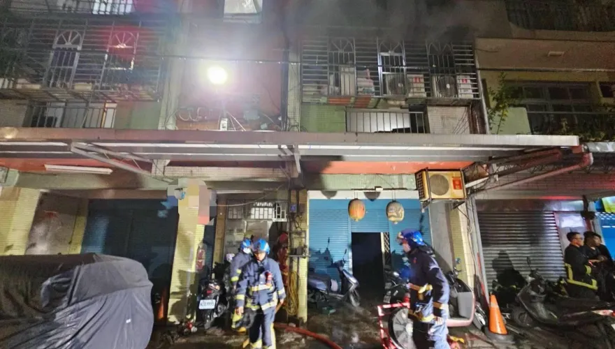 過年我們的家都沒了！蘆洲公寓2樓冒火舌　緊急疏散17人