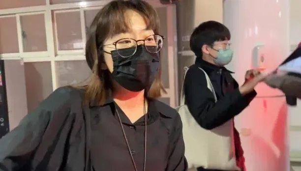 影/劉憲治中2槍斷掌亡！檢方驗屍查死因　三環幫戒護「妻子到場」