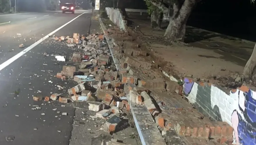 台南東山連震！東原國中圍牆被「震垮」　多戶民宅受損