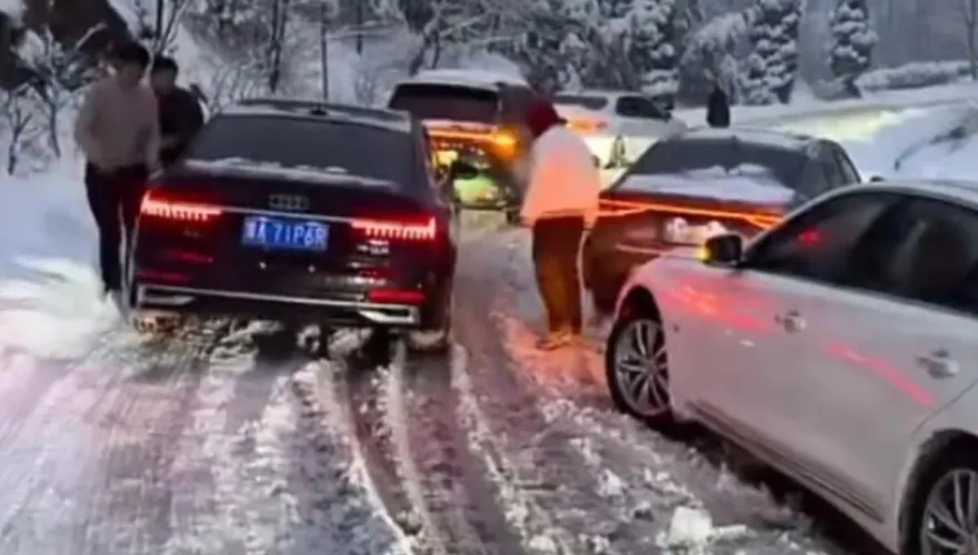 春運急凍！河南暴雪開車返鄉困12小時　車主怨：防滑鍊也難走