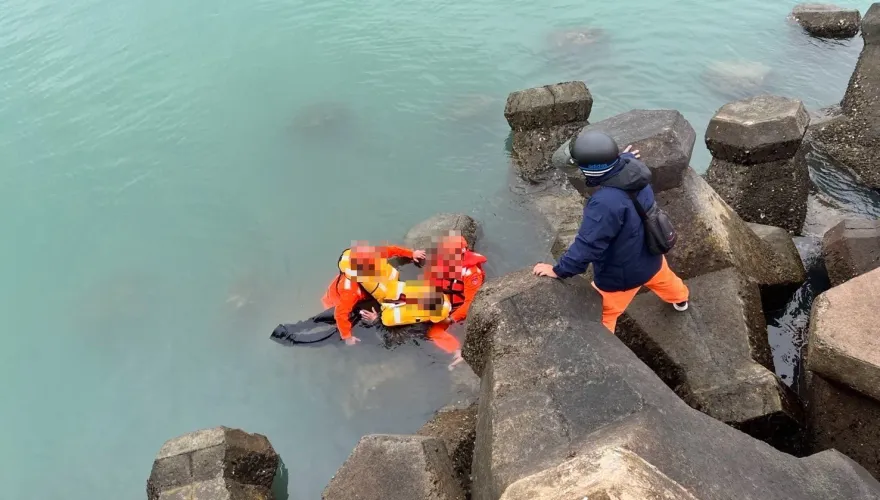 影/遊金門不慎落海！海巡「大潮」下水驚險救援