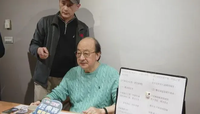 春節助理休假柯建銘照開直播　驚見鄭運鵬幫忙打下手