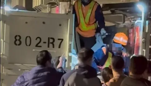 亂丟垃圾被拒收！鶯歌男竟跳上回收車「作勢歐打清潔員」
