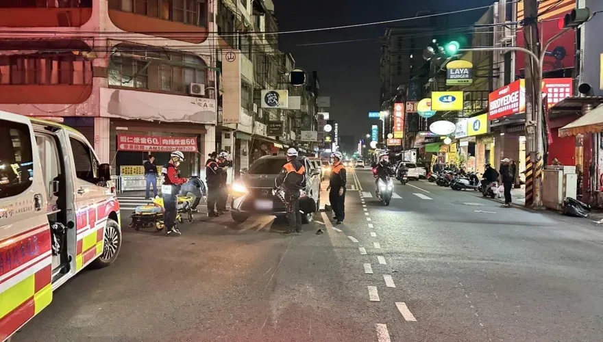 影/直擊撞擊瞬間！高雄嬤闖紅燈遭騎士撞擊噴飛　下秒遭他車輾過命危