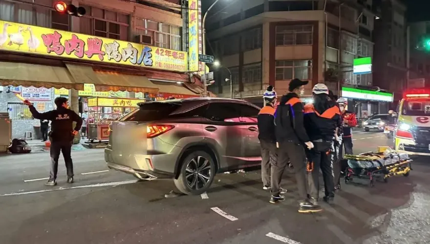 老婦步行闖燈釀悲劇！先被騎士撞　下秒倒地遭汽車輾斃