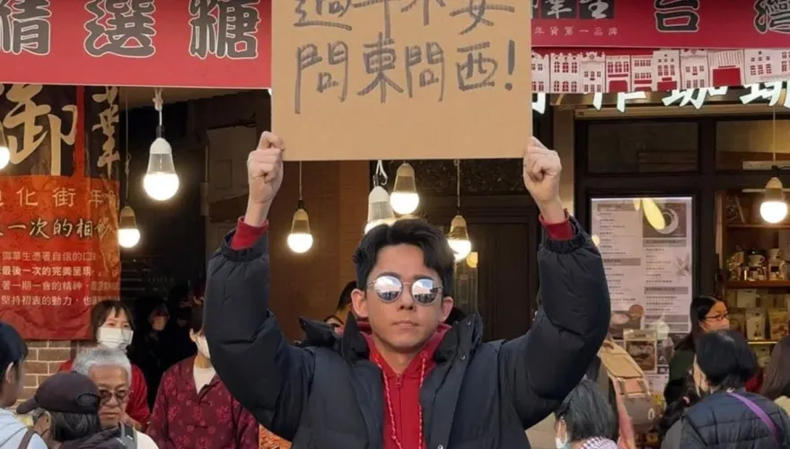 阿滴衝年貨大街！舉牌「過年不要問東問西」　掀萬人共鳴