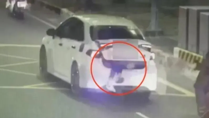 高雄計程車「掛2腿」嚇死人　男子喝太醉被運將塞後車廂