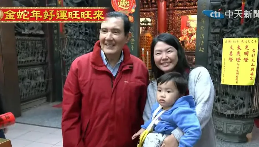 馬英九抱小女孩舊照曝光　網友後悔當年被帶風向批評