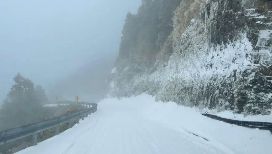 別白跑！合歡山急凍成冰雪世界　翠峰至大禹嶺路段17點起封閉