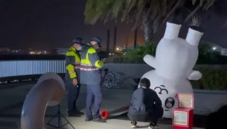 影/2警圍觀倒立玩偶！遊客歪樓「吉伊卡哇」被銬走　苓雅分局揭真相