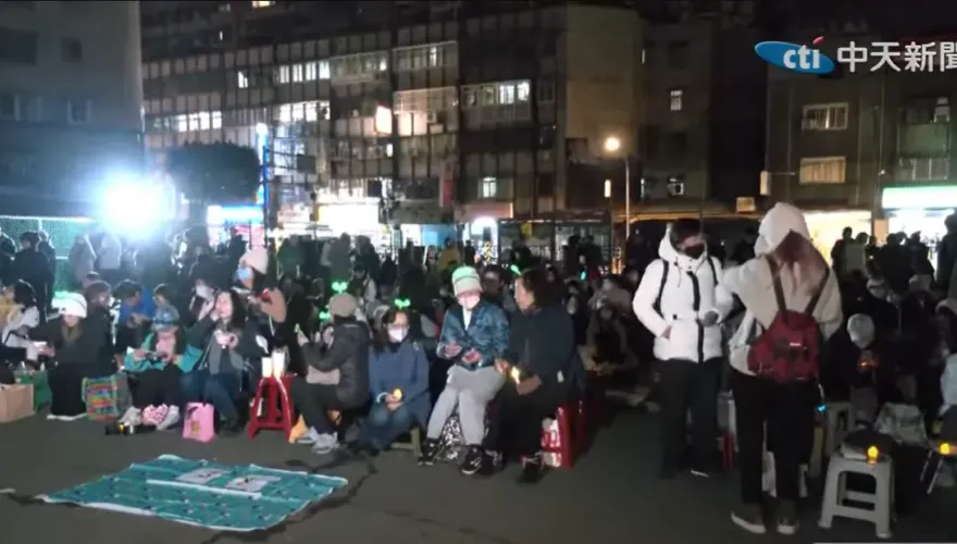 影/鋼鐵小草聚集台北看守所！陪柯文哲圍爐過年爆人潮