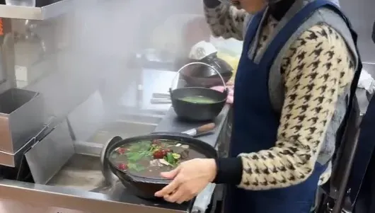 超噁！新竹20年老店　驚見「老闆娘對嘴嘗味道」再端上桌