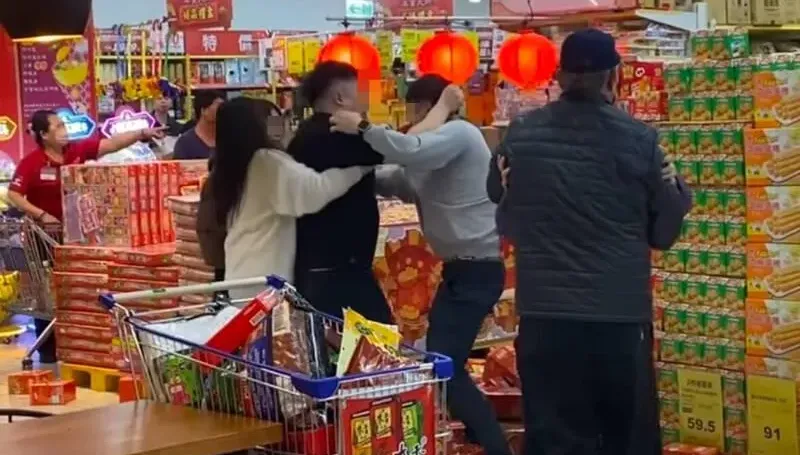 年貨大街變格鬥賽！2男賣場內飆髒話互毆　雙方掛彩未提告