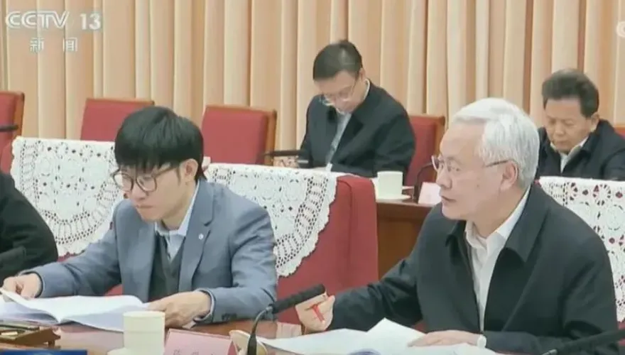DeepSeek站上AI科技前沿震撼美國　創辦人梁文鋒低調談創新