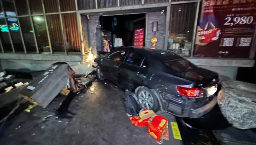影/台中男酒駕衝連鎖火鍋！撞爛店家門口　招牌也被擊落
