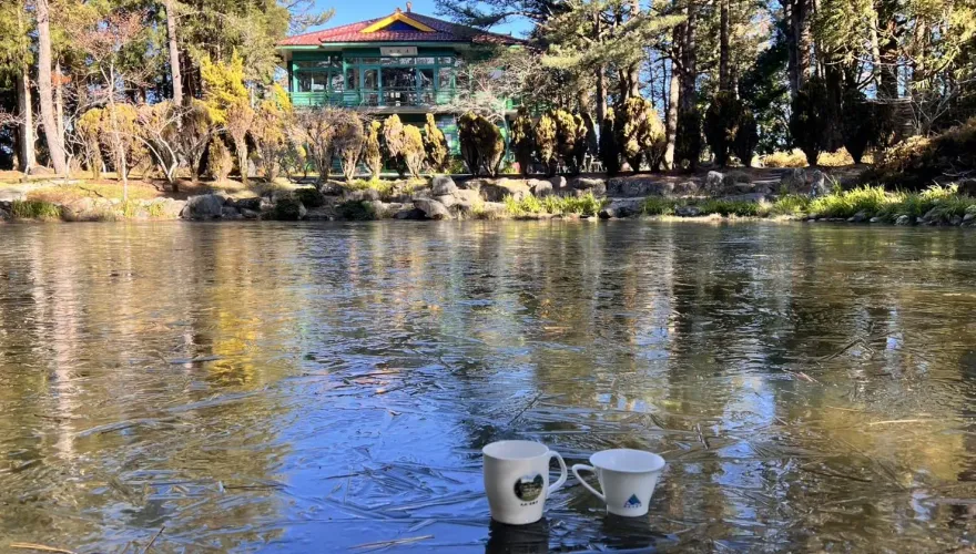 福壽山天池結冰！湖面照映藍天和山巒　喝茶聊天好去處