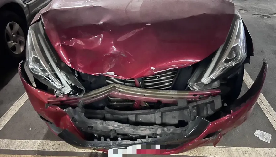 影/蛇年背上新債！台中自小客社區停車場爆衝撞毀4車