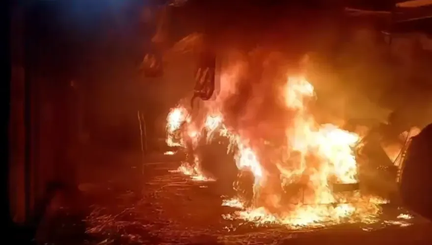 影/驚悚初一！高雄大寮火燒車　轎車陷火海燒成廢鐵