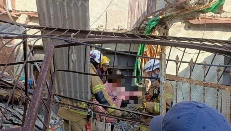 台南餘震不斷！喜樹路驚傳民宅「鐵棚倒牆」　女屋主受困