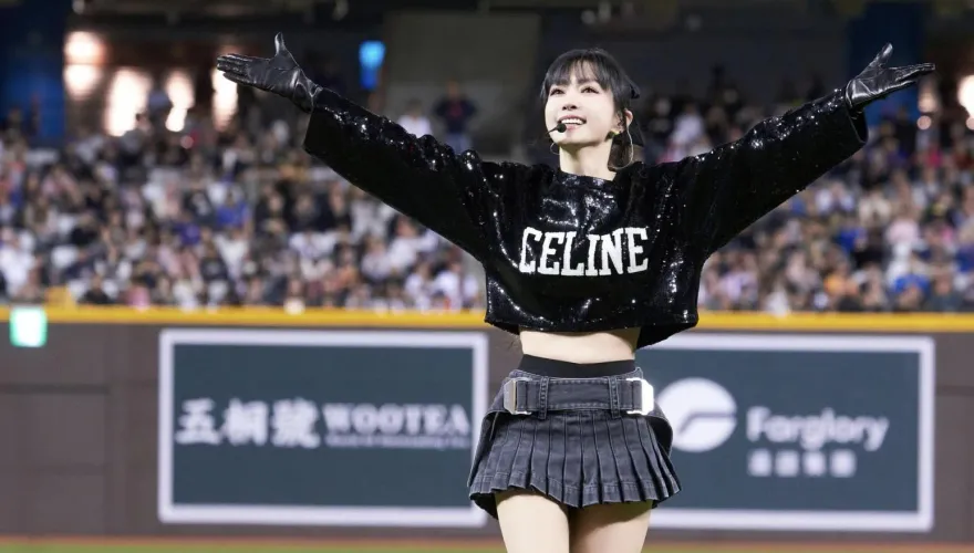 甩未婚生子風波！謝金燕跳「拜年手勢舞」超俏皮