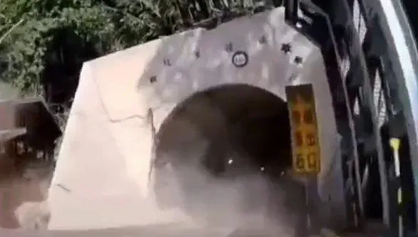 影/人品爆發！台南紅葉隧道口巨石震落　騎士差1秒人生登出