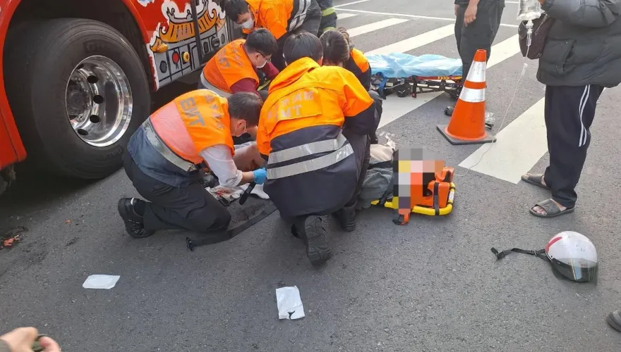 北市忠孝東路雙層巴士撞機車　22歲後座妹左腳碎掉了