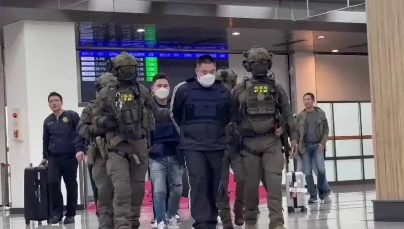 演哪齣？殺劉憲治5嫌投案 　親友竟在機場哭喊「他們在伸張正義」