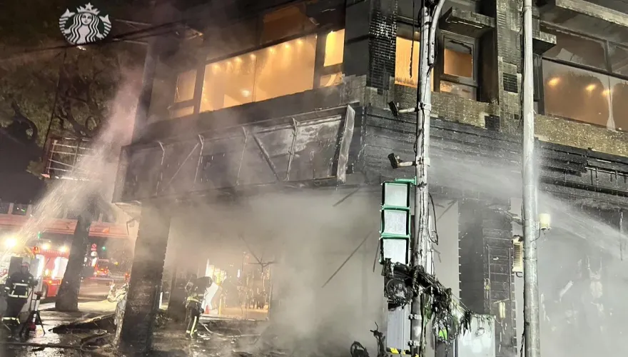 影/慘烈現場！台中澄清醫院對面商場大火　燒肉店跟咖啡廳毀了