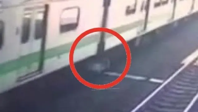 影/台鐵七堵站驚見「列車輪下卡天燈」！警巡邏聞異聲急排除