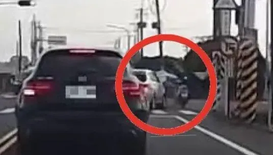 影/後車視角曝光！台南165縣道騎士「高速撞右轉車」墜溝亡