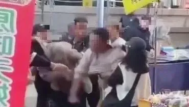 影/89過年不放假？高雄逛街被攤商提醒勿踩到商品　秒爆氣圍毆