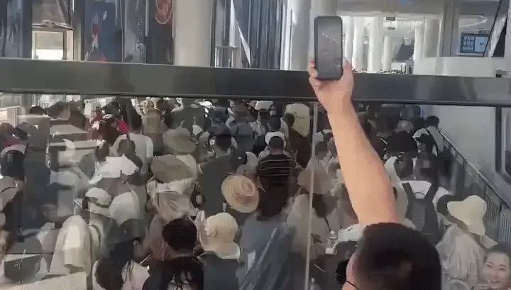 影/船不夠！海南三亞西島數千遊客困碼頭3小時 怒喊「退票」